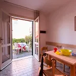 Charming With Swimming Pool Near The アパート
