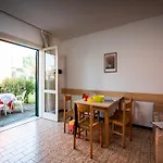 Charming With Swimming Pool Near The アパート *