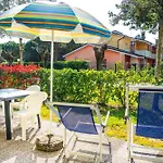 アパート Charming With Swimming Pool Near The